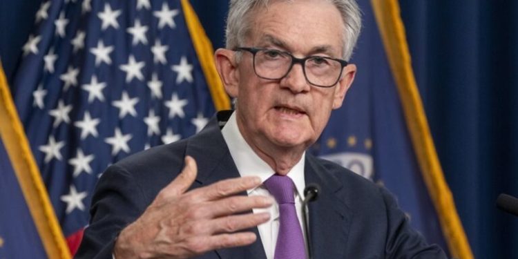 Πάουελ: Σε μη βιώσιμη πορεία το έλλειμμα – Δεν βιαζόμαστε να μειώσουμε τα επιτόκια