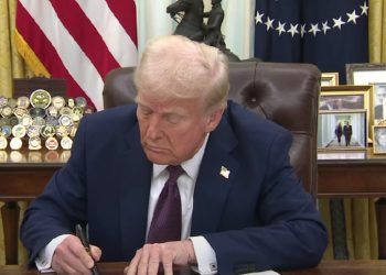 Νέο κύμα δασμών από τον Τραμπ: Αντίποινα από την Κίνα, απάντηση από τον Μακρόν, αντιδράσεις στις διεθνείς αγορές