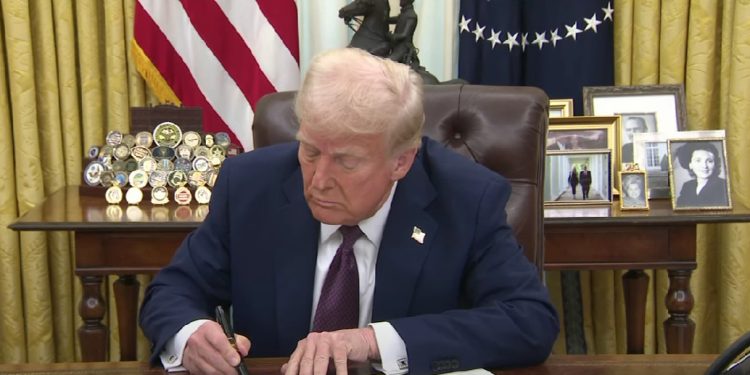 Νέο κύμα δασμών από τον Τραμπ: Αντίποινα από την Κίνα, απάντηση από τον Μακρόν, αντιδράσεις στις διεθνείς αγορές