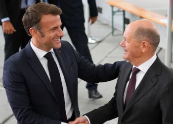 Ο Γερμανός καγκελάριος Όλαφ Σολτς, δεξιά, καλωσορίζει τον Γάλλο Πρόεδρο Εμανουέλ Μακρόν (Οκτώβριος 2024) AP Photo/Markus Schreiber