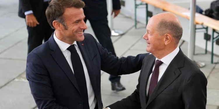Ο Γερμανός καγκελάριος Όλαφ Σολτς, δεξιά, καλωσορίζει τον Γάλλο Πρόεδρο Εμανουέλ Μακρόν (Οκτώβριος 2024) AP Photo/Markus Schreiber