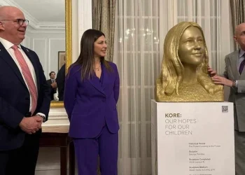 Ο διεθνούς φήμης ελληνικής καταγωγής γλύπτης Γιώργος Πετρίδης παρουσιάζει το γλυπτό «Κόρη ΙΙ»