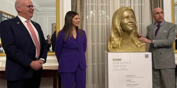 Ο διεθνούς φήμης ελληνικής καταγωγής γλύπτης Γιώργος Πετρίδης παρουσιάζει το γλυπτό «Κόρη ΙΙ»