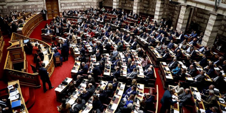 Βουλή: Κορυφώνεται με ονομαστική ψηφοφορία η συζήτηση της πρότασης δυσπιστίας