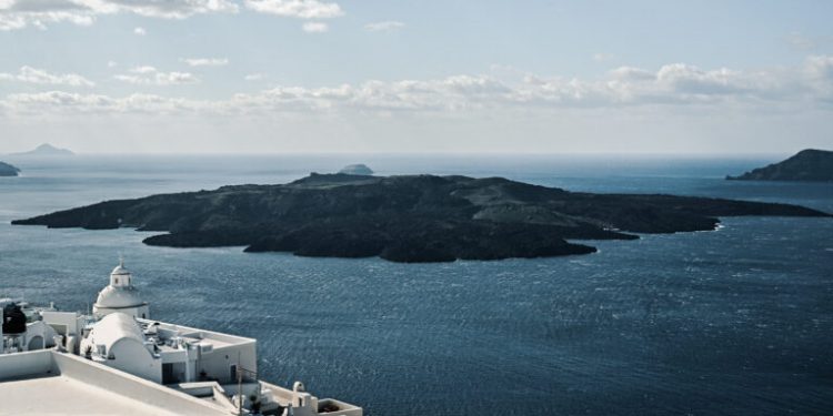 Τουριστική επανεκκίνηση για τη Σαντορίνη – Συνεχίζονται οι έρευνες για τη σεισμική δραστηριότητα