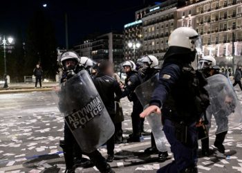 Ανακοίνωση της ΕΛ.ΑΣ. για τα επεισόδια στο Σύνταγμα: 30 προσαγωγές, 7 συλλήψεις και 3 αστυνομικοί τραυματίες