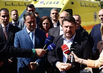 Η περιφέρεια Αττικής παρέδωσε 52 ασθενοφόρα και 8 Κινητές Μονάδες στο ΕΚΑΒ