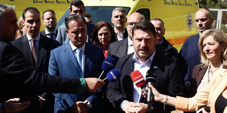 Η περιφέρεια Αττικής παρέδωσε 52 ασθενοφόρα και 8 Κινητές Μονάδες στο ΕΚΑΒ