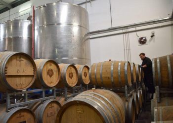 Φωτογραφία που δόθηκε σήμερα στη δημοσιότητα και εικονίζει εργαζόμενους στον Αγροτικό Οινοποιητικό Συνεταιρισμό Τυρνάβου, κατά τη διάρκεια της εμφιάλωσης προϊόντων καρασιού και τσίπουρου. ΑΠΕ-ΜΠΕ/ΑΠΕ-ΜΠΕ/ΑΠΟΣΤΟΛΗΣ ΝΤΟΜΑΛΗΣ