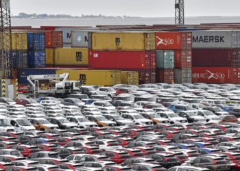 Financial Times: Δασμοί σε δύο στάδια από τις 2 Απριλίου – Η στρατηγική του Τραμπ για την αυτοκινητοβιομηχανία