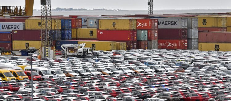 Financial Times: Δασμοί σε δύο στάδια από τις 2 Απριλίου – Η στρατηγική του Τραμπ για την αυτοκινητοβιομηχανία