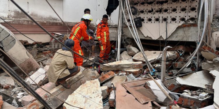 Ξεπέρασαν τους 1.000 οι νεκροί μετά τα 7,7 Ρίχτερ σε Μιανμάρ και Ταϊλάνδη – Φόβοι για πάνω από 10.000