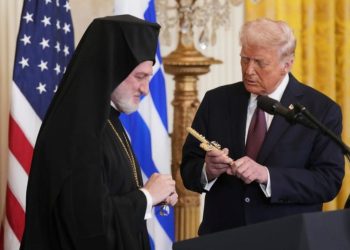 Ο Αρχιεπίσκοπος Ελπιδοφόρος της Ελληνορθόδοξης Αρχιεπισκοπής Αμερικής, προσφέρει έναν σσταυρό στον πρόεδρο Ντόναλντ Τραμπ, σε δεξίωση για τον εορτασμό της Ημέρας της Ελληνικής Ανεξαρτησίας στο Ανατολικό Δωμάτιο του Λευκού Οίκου, τη Δευτέρα 24 Μαρτίου 2025, στην Ουάσιγκτον. (AP Photo/Jacquelyn Martin)
