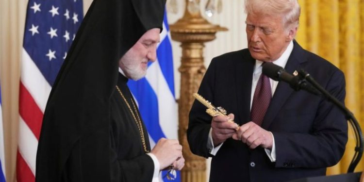 Ο Αρχιεπίσκοπος Ελπιδοφόρος της Ελληνορθόδοξης Αρχιεπισκοπής Αμερικής, προσφέρει έναν σσταυρό στον πρόεδρο Ντόναλντ Τραμπ, σε δεξίωση για τον εορτασμό της Ημέρας της Ελληνικής Ανεξαρτησίας στο Ανατολικό Δωμάτιο του Λευκού Οίκου, τη Δευτέρα 24 Μαρτίου 2025, στην Ουάσιγκτον. (AP Photo/Jacquelyn Martin)