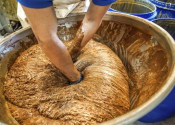 Ο καθημερινός μόχθος για τον «Χαλβά Δραπετσώνας Κοσμίδη-Γαβρίλη»