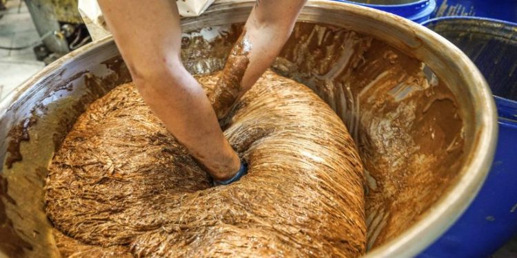 Ο καθημερινός μόχθος για τον «Χαλβά Δραπετσώνας Κοσμίδη-Γαβρίλη»