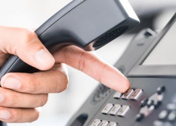 Ετοιμάζεστε για τα τηλεφωνήματα της Εφορίας; Πώς θα επηρεάσουν οι νέες ειδοποιήσεις την πληρωμή των φόρων σας;