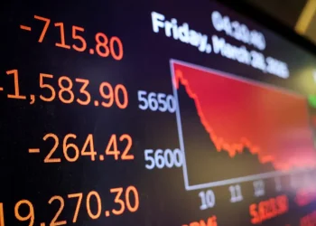 Wall Street: Το sell-off ενισχύεται πριν από την εφαρμογή των δασμών Τραμπ