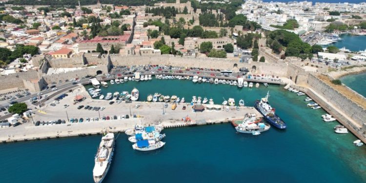 Ρόδος: Διακοπές στο εξωτερικό και πανάκριβα αυτοκίνητα – Πώς ζούσε στη χλιδή το κύκλωμα διαφθοράς στην Πολεοδομία