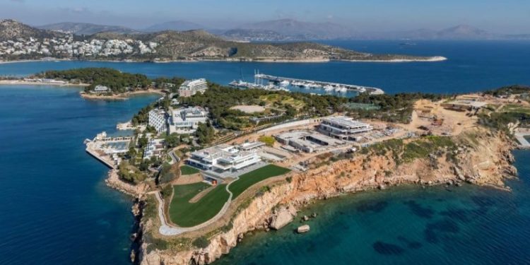 Astir Villas: Πτήση με drone πάνω από τα ακριβότερα ακίνητα της Αθηναϊκής Ριβιέρας (VIDEO)