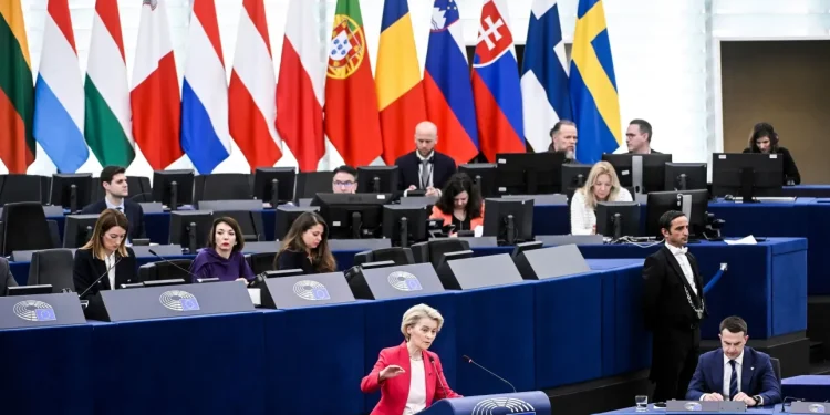 Η Ούρσουλα φον ντερ κατά την συνεδρίαση του Ευρωπαϊκού Κοινοβουλίου AP Photo/Pascal Bastien