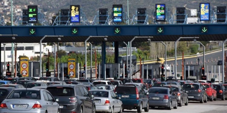 Έξοδος εκδρομέων για την 25η Μαρτίου: Πάνω από 36.000 οχήματα πέρασαν τα διόδια τις Ελευσίνας