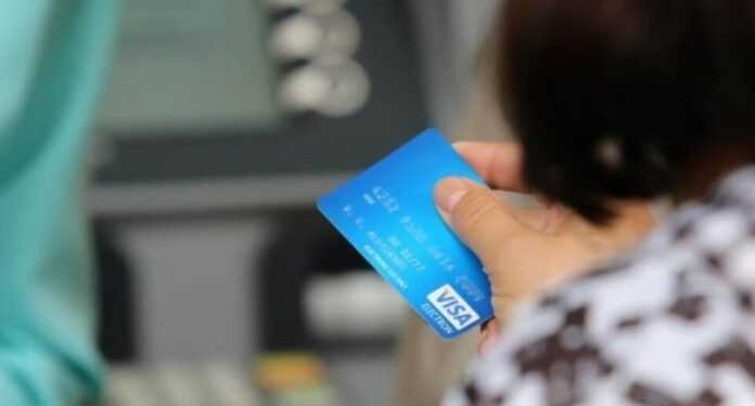 Επίδομα ανεργίας: Χωρίς πληρωμή όσοι δεν ενεργοποιήσουν την προπληρωμένη κάρτα