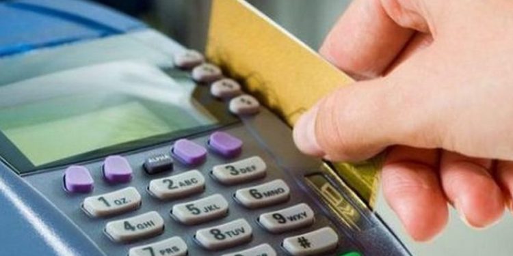 Με προπληρωμένες κάρτες τα επιδόματα – Ποια και από πότε αλλάζουν τρόπο πληρωμής