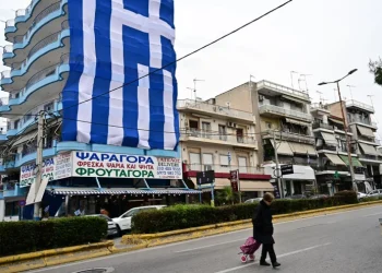 Σε ποια περιοχή αναρτήθηκε μια ελληνική σημαία-γίγαντας που καλύπτει 7 ορόφους;