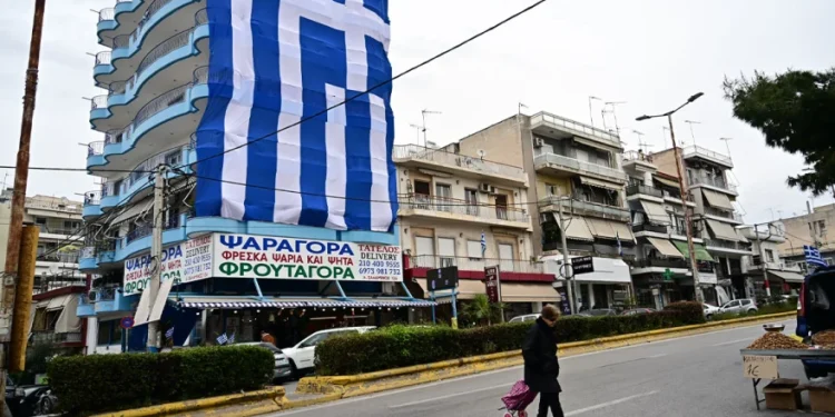 Σε ποια περιοχή αναρτήθηκε μια ελληνική σημαία-γίγαντας που καλύπτει 7 ορόφους;