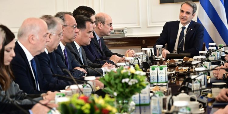 Ανασχηματισμός: Ποιοι αλλάζουν χαρτοφυλάκια και ποιοι παραμένουν