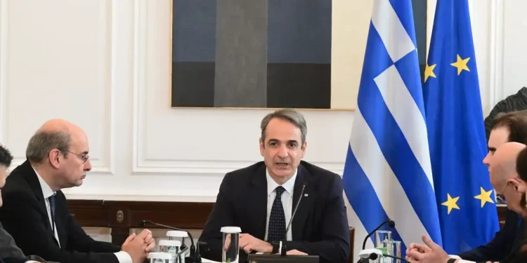 Προσπάθεια της κυβέρνησης για επανεκκίνηση με νέα μέτρα ελάφρυνσης – Παραμένει η γκρίνια στη ΝΔ λόγω Δοξιάδη και Τσάφου