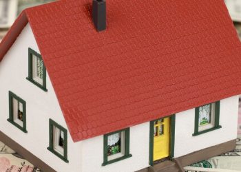 Πλειστηριασμοί Μαρτίου: Στο «σφυρί» ακίνητα γνωστών επιχειρηματιών