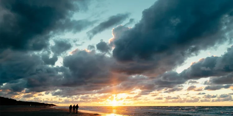 Καιρός: Νεφώσεις παροδικά αυξημένες και θερμοκρασίες σε υψηλά για την εποχή επίπεδα