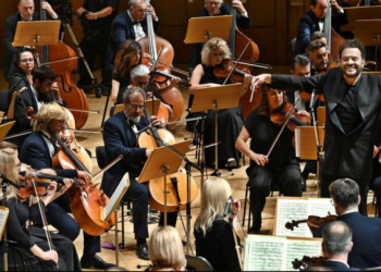 «Αφιέρωμα στον Νίκο Αθηναίο»: H Εθνική Συμφωνική Ορχήστρα της ΕΡΤ στο Ωδείον Αθηνών