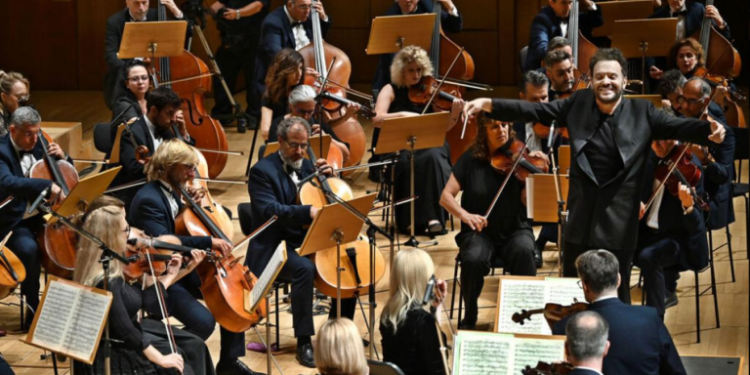 «Αφιέρωμα στον Νίκο Αθηναίο»: H Εθνική Συμφωνική Ορχήστρα της ΕΡΤ στο Ωδείον Αθηνών