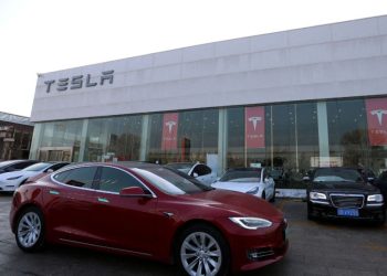 Χωρίς «φρένο» η πτώση στη μετοχή της Tesla – Πώς χάθηκαν 800 δισ. δολάρια