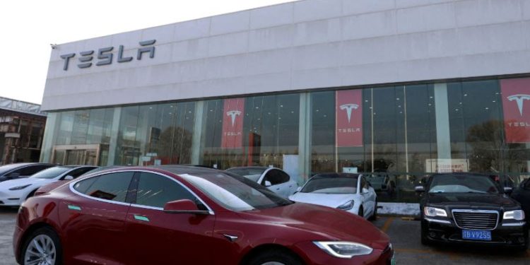 Χωρίς «φρένο» η πτώση στη μετοχή της Tesla – Πώς χάθηκαν 800 δισ. δολάρια