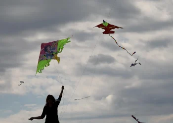 Καιρός Καθαρά Δευτέρα: Βροχές, ισχυροί άνεμοι και πτώση της θερμοκρασίας