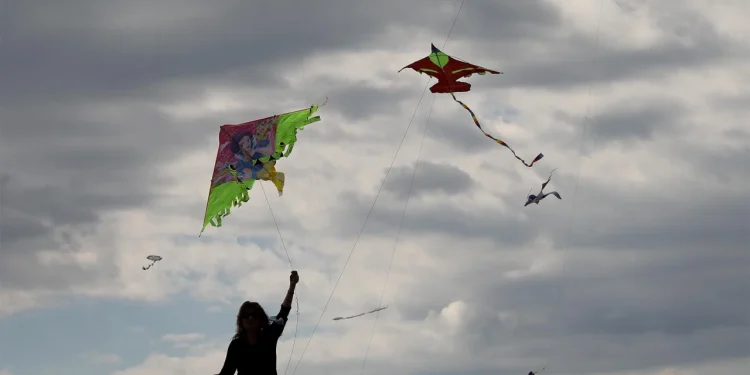 Καιρός Καθαρά Δευτέρα: Βροχές, ισχυροί άνεμοι και πτώση της θερμοκρασίας
