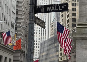 Γιατί κατρακυλούν οι μετοχές στην Wall Street την ώρα που η Ευρώπη κερδίζει έδαφος