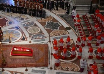 Το τελευταίο αντίο στον Πάπα Φραγκίσκο: Λαϊκό προσκύνημα και προετοιμασίες για την κηδεία στη Ρώμη