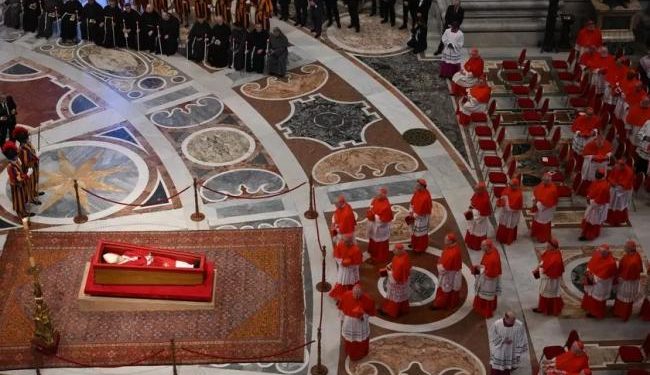 Το τελευταίο αντίο στον Πάπα Φραγκίσκο: Λαϊκό προσκύνημα και προετοιμασίες για την κηδεία στη Ρώμη