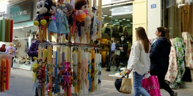 Σε ρυθμούς εορταστικού ωραρίου η αγορά – Πώς λειτουργούν τα καταστήματα μέχρι και το Μεγάλο Σάββατο