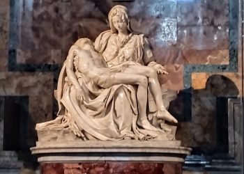 Ανακαλύψτε την Πιετά του Βατικανού, το αριστούργημα της Αναγέννησης του Μιχαήλ Άγγελου. Μάθετε για τη δημιουργία, τα χαρακτηριστικά, την ιστορία και τη σημασία αυτού του εμβληματικού γλυπτού.