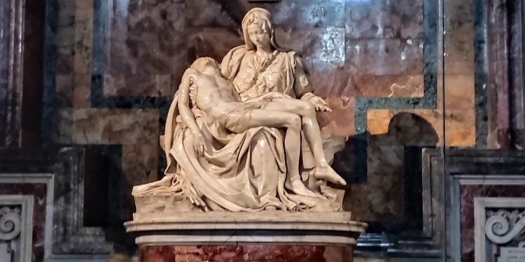 Ανακαλύψτε την Πιετά του Βατικανού, το αριστούργημα της Αναγέννησης του Μιχαήλ Άγγελου. Μάθετε για τη δημιουργία, τα χαρακτηριστικά, την ιστορία και τη σημασία αυτού του εμβληματικού γλυπτού.