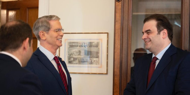 Η Ενίσχυση επενδύσεων στο επίκεντρο της συνάντησης Πιερρακάκη – Μπέσεντ στις ΗΠΑ