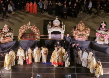 Θεσσαλονίκη: Ιερή σύμπραξη πέντε Επιταφίων στην πλατεία Αριστοτέλους – Μοναδικές εικόνες από ψηλά