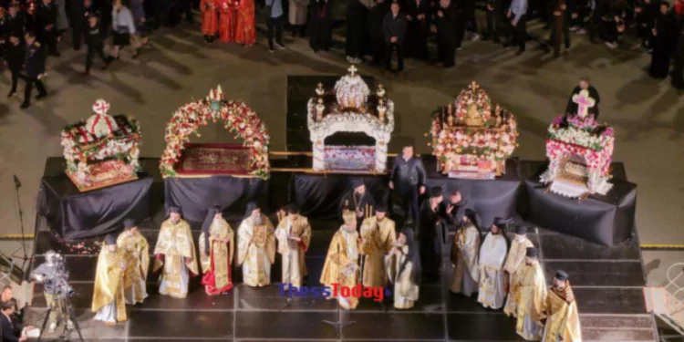 Θεσσαλονίκη: Ιερή σύμπραξη πέντε Επιταφίων στην πλατεία Αριστοτέλους – Μοναδικές εικόνες από ψηλά