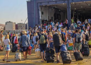 Εγκαταλείπουν την Αθήνα με κάθε μέσο οι εκδρομείς του Πάσχα – Γεμάτα αναχωρούν πλοία και ΚΤΕΛ